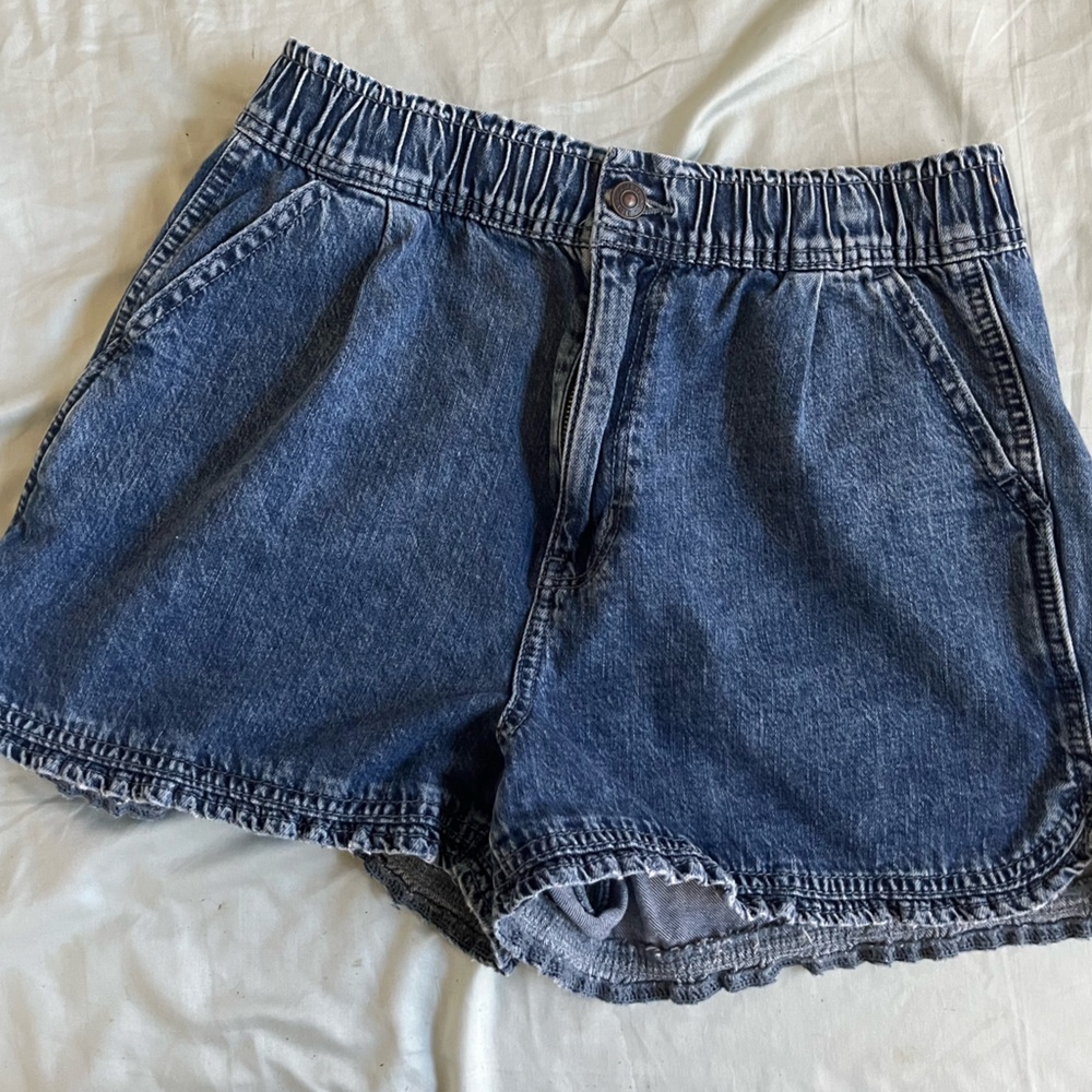 American Eagle shorts with elastic waist.